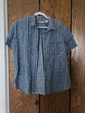 Vintage-90's Blue Floral Short-Sleeve Button-Up Shirt
